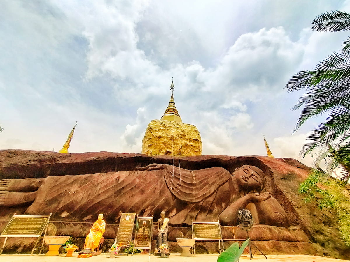 Wat Tham Pha Daen* : temple dans un jardin fleuri dans la montagne, on doit prendre un songtaew à 20 THB. Les Bouddhas sont sculptés à même la roche.