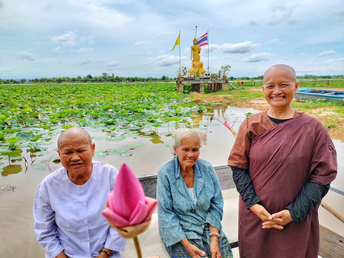 Une des plus belles rencontres de ce roadtrip, les nonnes et moines du Wat Pho Sri Maharat.