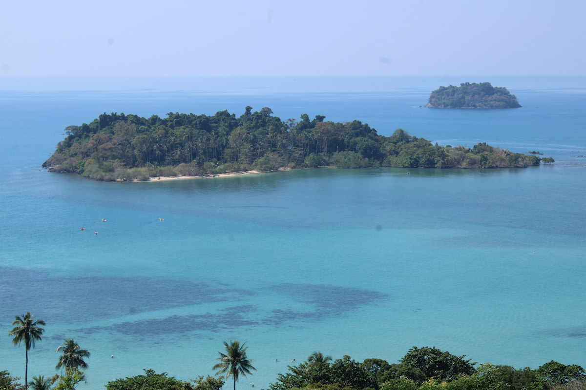 Magnifique point de vue sur les îles au large de Koh Chang, à partir de Kai Bae Viewpoint