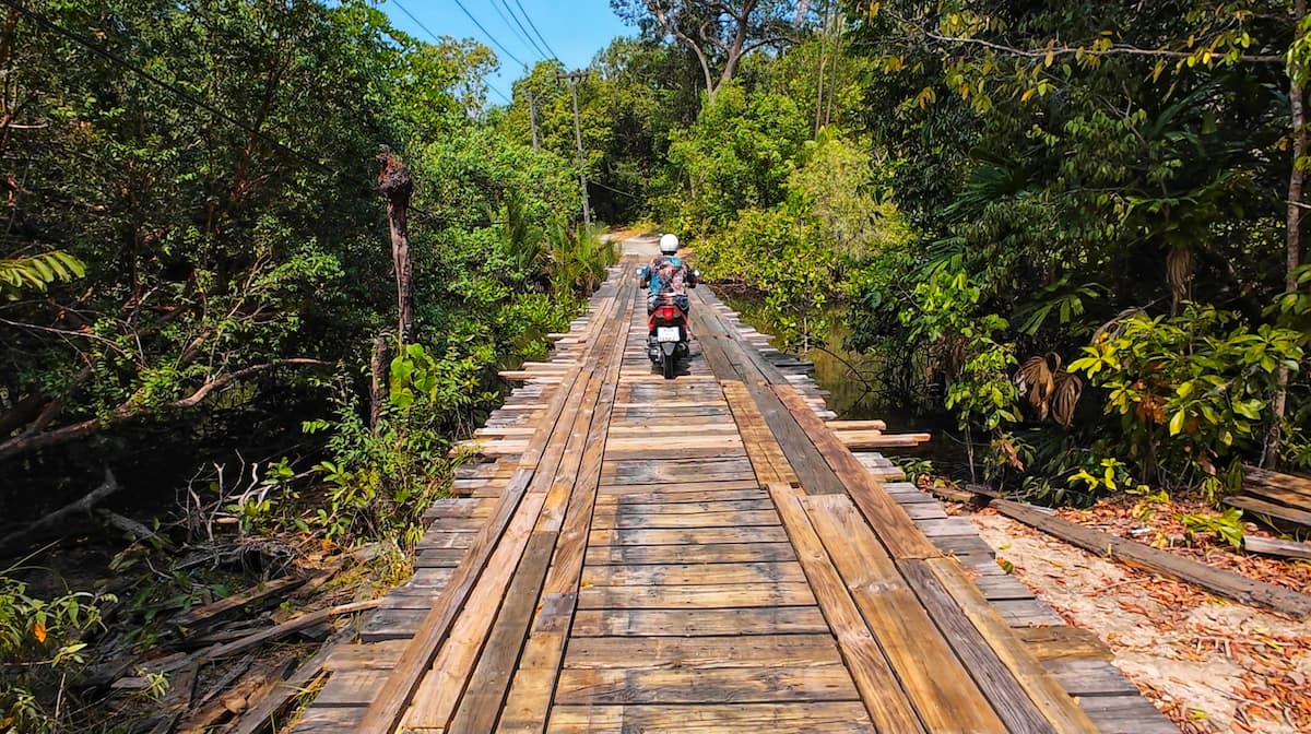 Domi en scooter à Koh Kut en Thaïlande