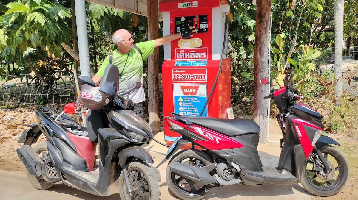 Le scooter c'est la liberté pour visiter Koh Kood en Thaïlande