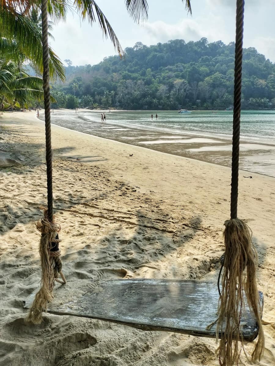 Plage de sable blanc avec cocotiers, un pur régal à Koh Kood
