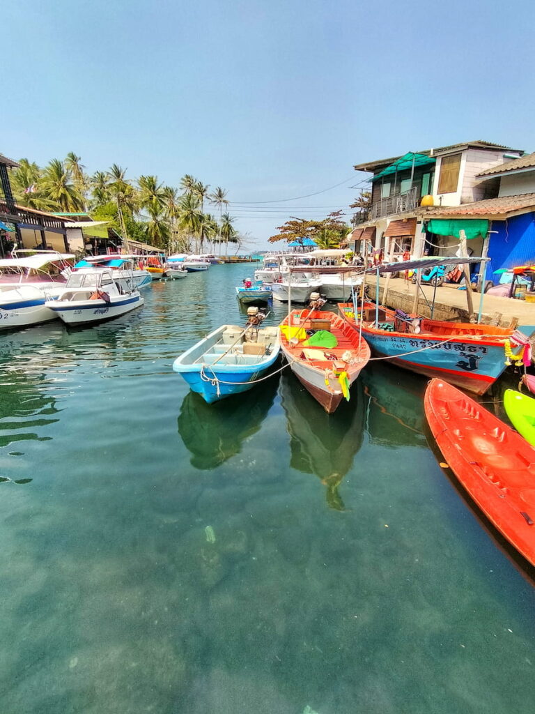 Un autre petit village de pêcheurs sur Koh Kood avec plusieurs restaurants et hébergements