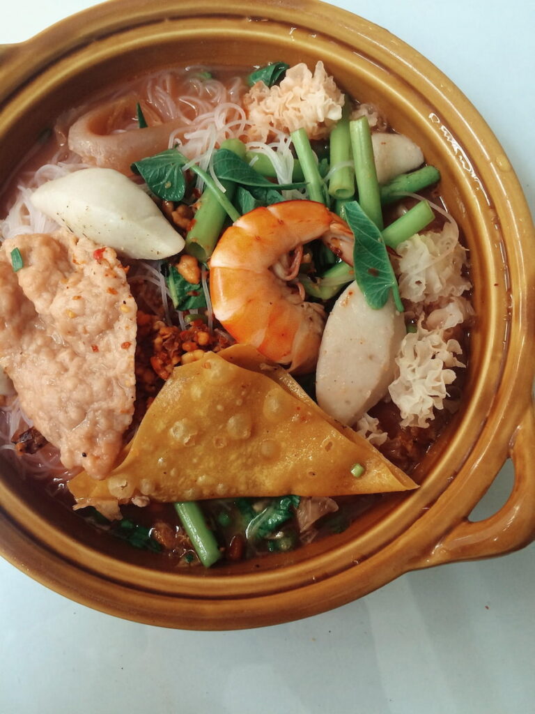 Au choix, streetfood ou restaurants chics, tout dépendra du prix que vous voulez mettre et de ce que vous voulez manger, incluant la cuisine internationale.