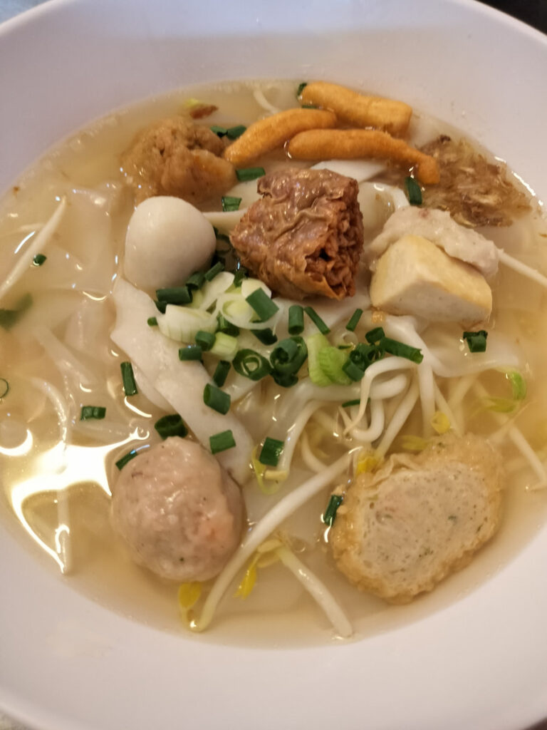 Vous n’aurez que l’embarras du choix pour trouver des restaurants entre Chanthaburi et Chumphon, peu importe où vous serez et à quel moment de la journée.