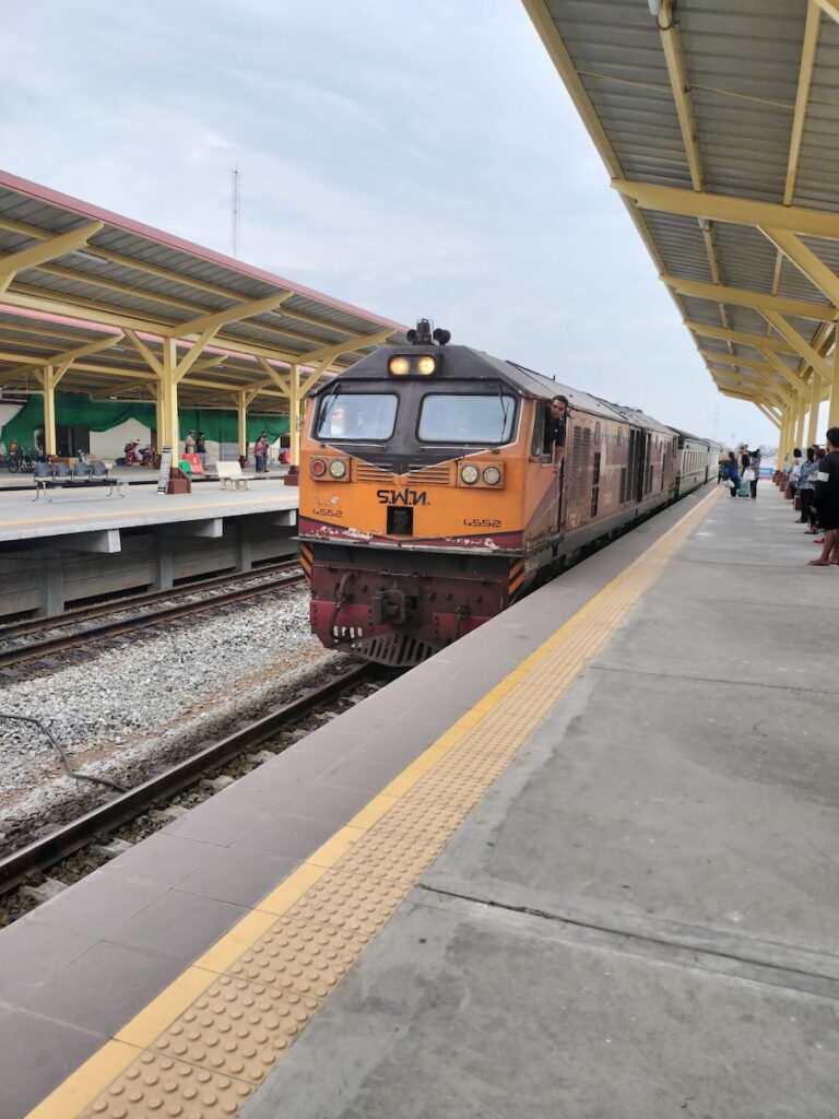 Le train No 255 de Bangkok jusqu'à Chumphon pour quelques baths...