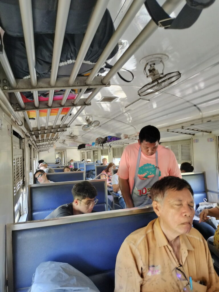 Voyager dans un train 3e classe de jour est une superbe occasion de parler avec les thaïs. On peut bien profiter des paysages car le train ne dépasse jamais les 80 km/heures. Tous prennent soin de nous. C'est un train sans fenêtre et sans clim. Nous on adore!