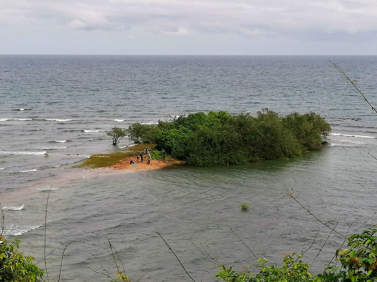 Il y a de nombreux petits îlots, îlets, îles le long des côtes de Chumphon. Il suffit de demander aux pêcheurs de vous y emmener pour être seul au monde. Il y a de nombreux petits îlots, îlets, îles le long des côtes de Chumphon. Il suffit de demander aux pêcheurs de vous y emmener pour être seul au monde.