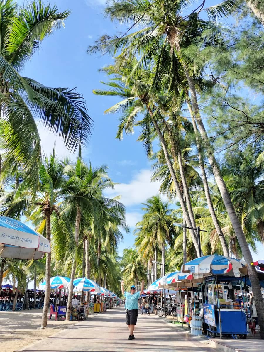 Le marché de nuit le long de l'interminable Bangsaen Beach où les thaïs piquent niquent sous les cocotiers.