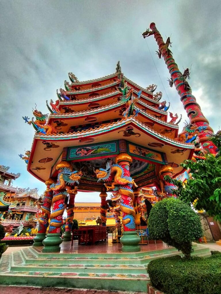 Un magnifique temple chinois, encore en construction, le San Chao Na Ja Sa Tai.