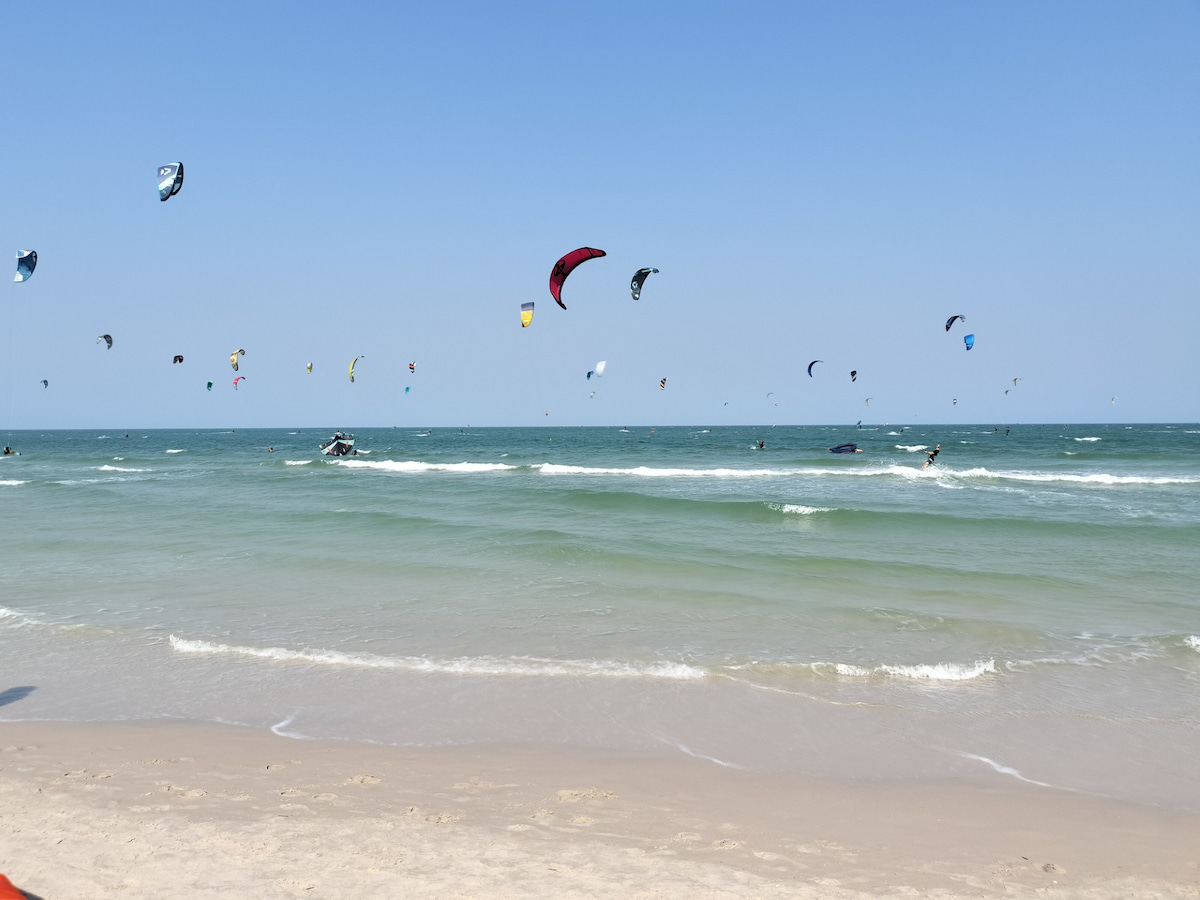 Des centaines de Kite Surf, Surfboard et autres engins volants sur la longue plage de Hua Hin, topissime! Des centaines de Kite Surf, Surfboard et autres engins volants sur la longue plage de Hua Hin, topissime!