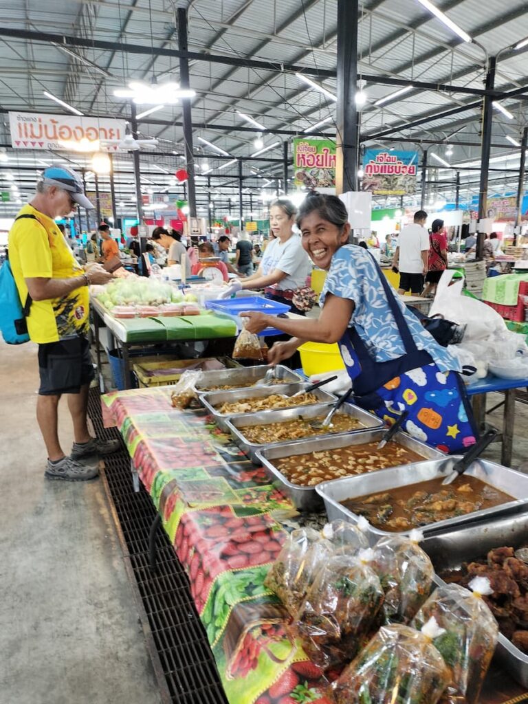 Ici à Ratchaburi, on trouve plusieurs marchés de quartiers, de jour et surtout couverts, car il fait très chaud.