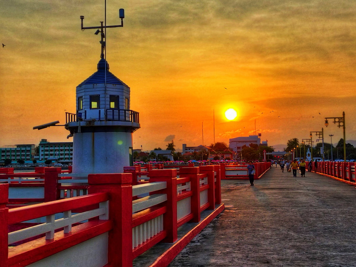 Magnifique coucher de soleil face au marché de nuit