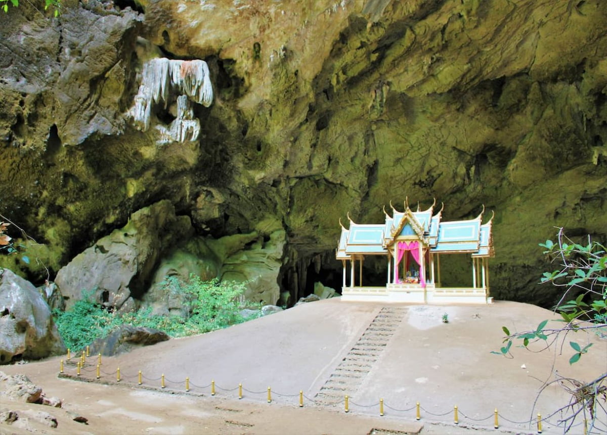 Phraya Nakhon Cave près de Prachuap Khiri Khan est un havre de paix qui se mérite. Phraya Nakhon Cave près de Prachuap Khiri Khan est un havre de paix qui se mérite.