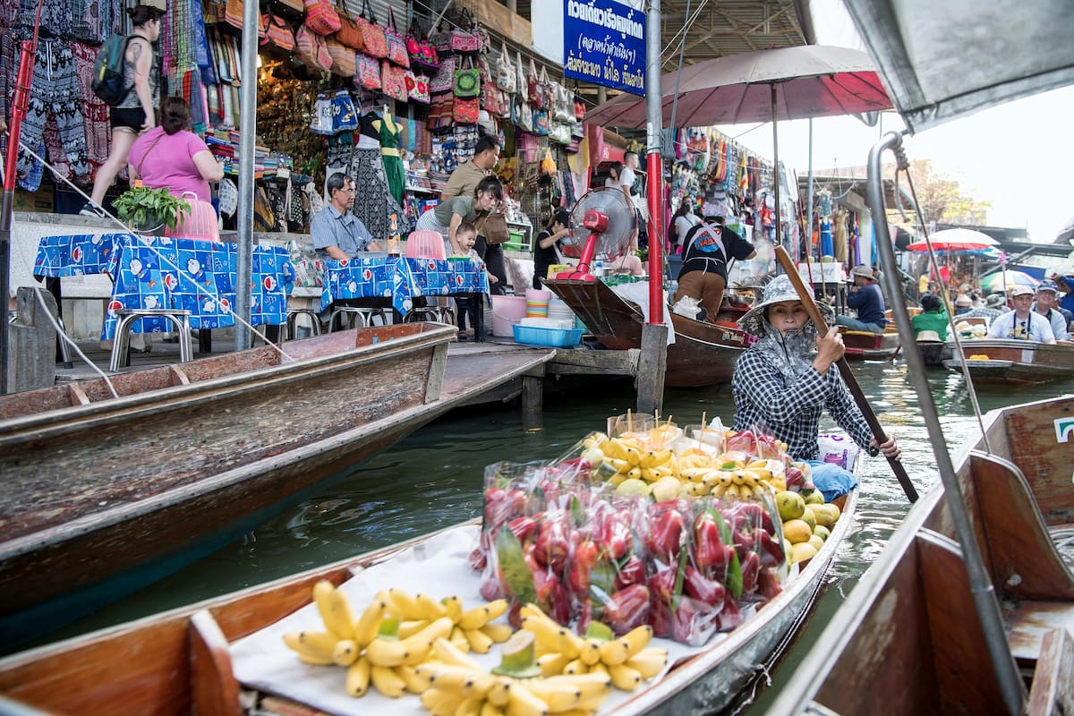 Le célèbre marché flottant de Damnoan Saduak à Ratchaburi, bondé en permanence...