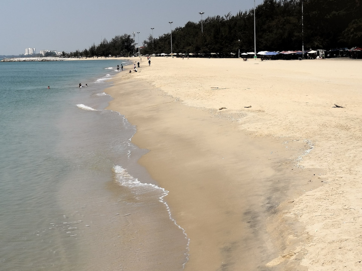 La plage de Rayong est presque sans fin, et il y a aussi une quinzaine de petites plages en arc de cercle avec de nombreux kiosques de streetfood le week-end, en face du port.