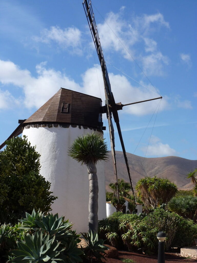Sur l'île de Fuerteventura on trouve toutes sortes de moulins à vent