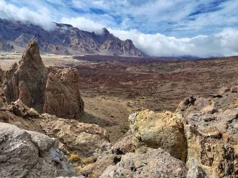 Le Teide, le point culminant de l'île de Tenerife est rapidement envahi par les nuages